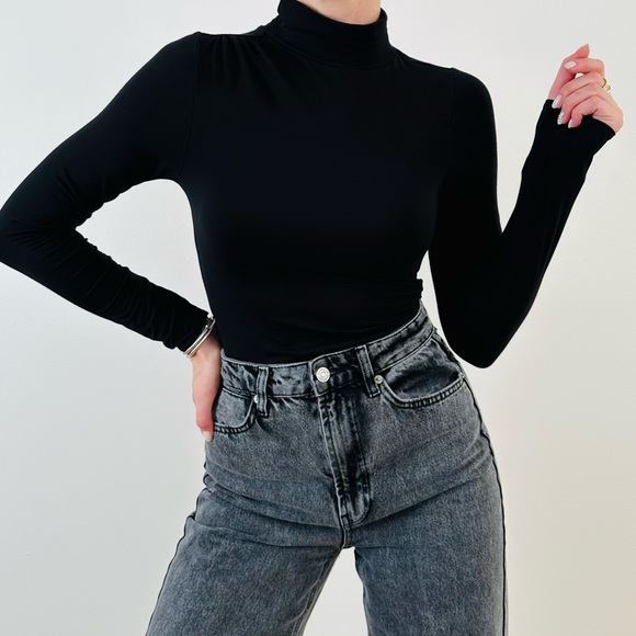 Good American Stretch Jersey Long Sleeve Ruched Turtleneck Bodysuit Black - Picture 8 of 16